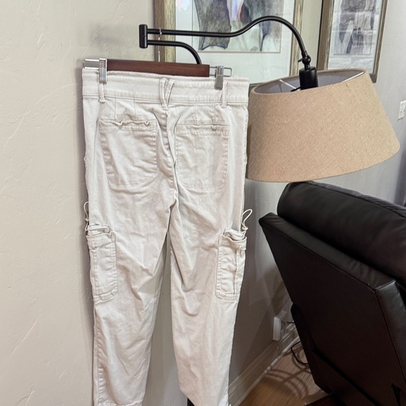 Democracy Women's Capris in Cream Democracy Size 6 - Picture 8 of 8